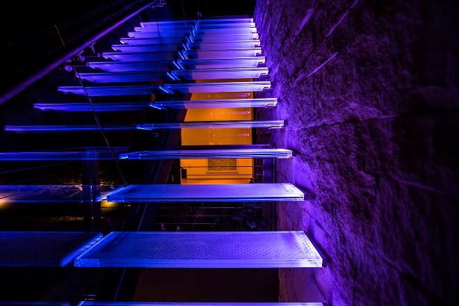 Освітлення сходів на другий поверх в приватному будинку: варіанти оформлення (77 фото)