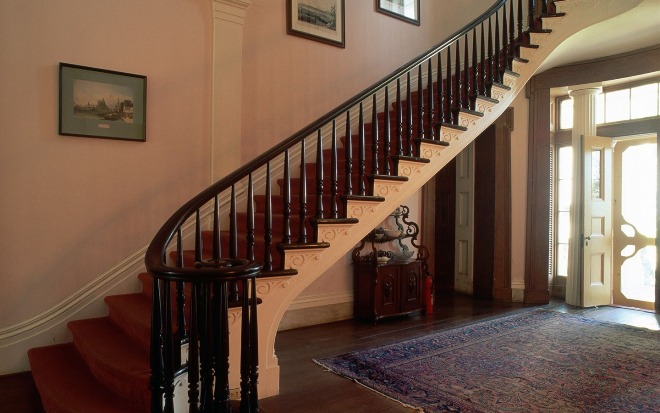 Изысканная лестница, выполненная в классическом стиле, дополненная деревянными декоративными элементами.